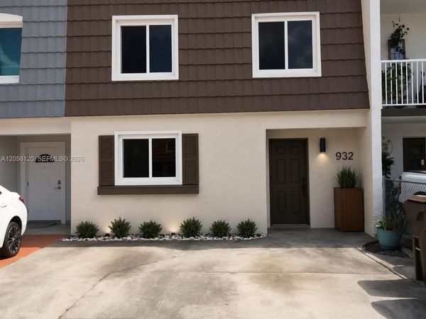 932 W 80th Pl , Hialeah, FL 33014