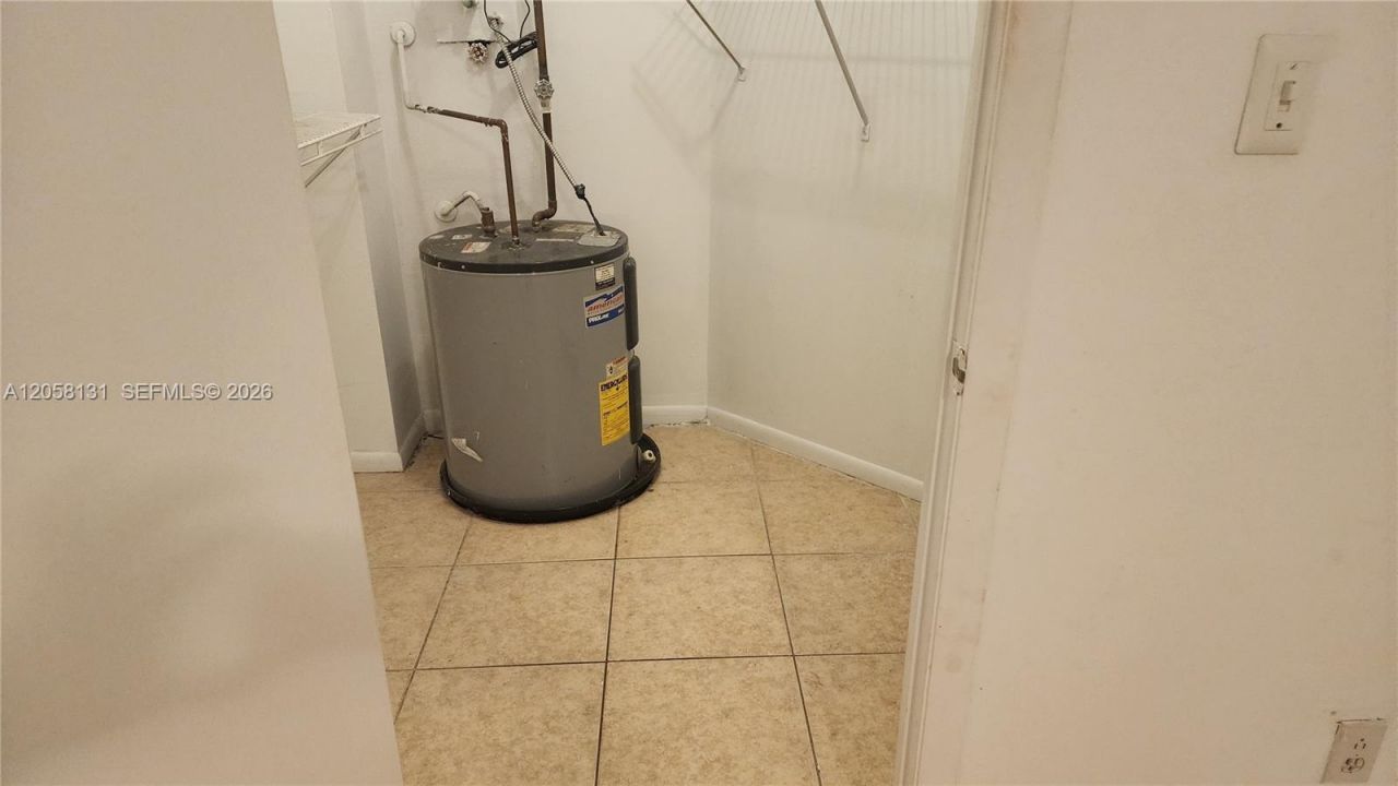 8290 Lake Dr, Unit 405, Doral, FL 33166 Photo