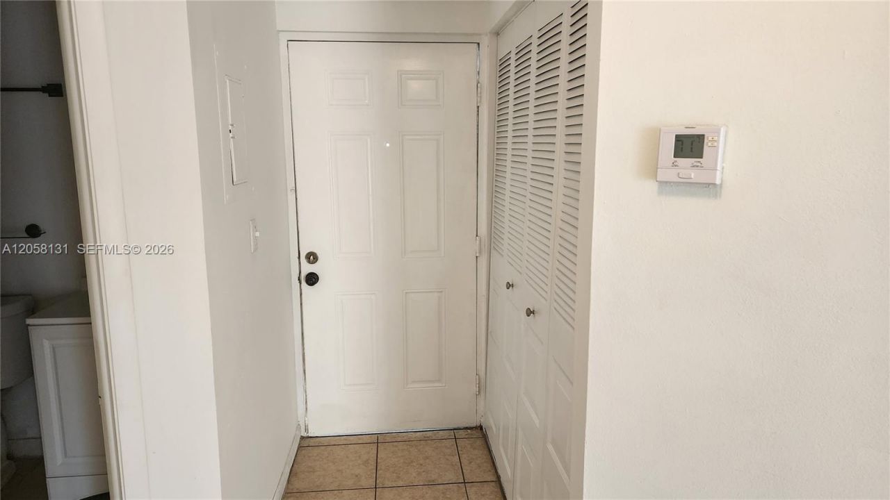 8290 Lake Dr, Unit 405, Doral, FL 33166 Photo