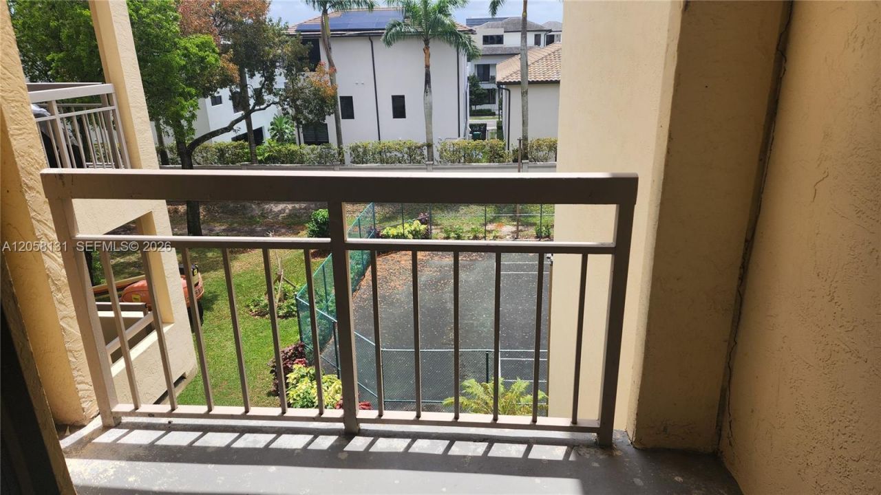 8290 Lake Dr, Unit 405, Doral, FL 33166 Photo
