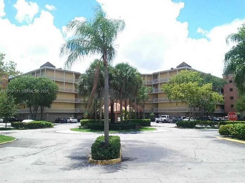 8290 Lake Dr, Unit 405, Doral, FL 33166 Photo