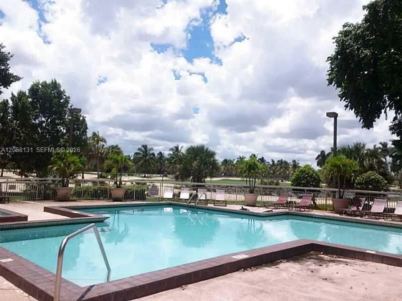 8290 Lake Dr, Unit 405, Doral, FL 33166 Photo