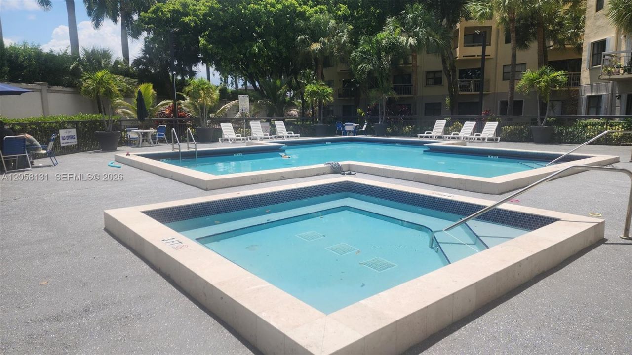 8290 Lake Dr, Unit 405, Doral, FL 33166 Photo