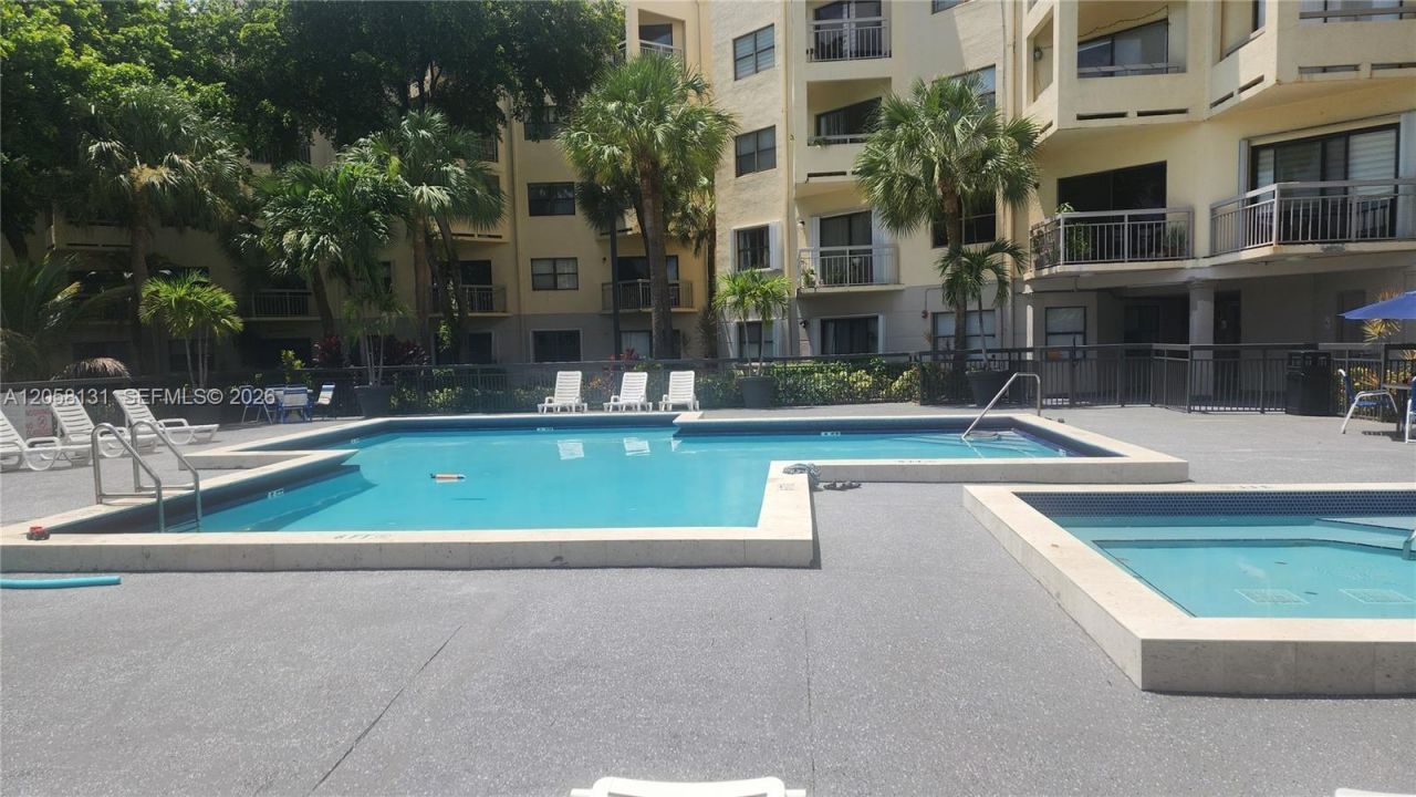 8290 Lake Dr, Unit 405, Doral, FL 33166 Photo
