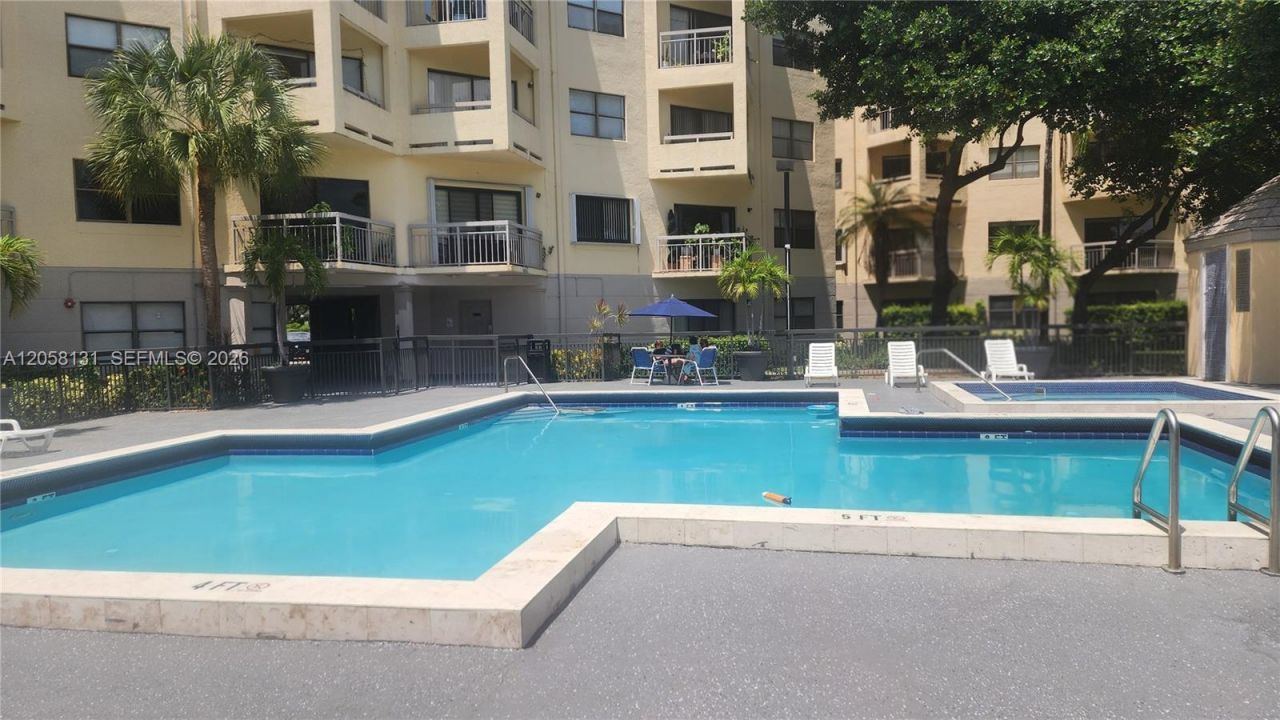 8290 Lake Dr, Unit 405, Doral, FL 33166 Photo