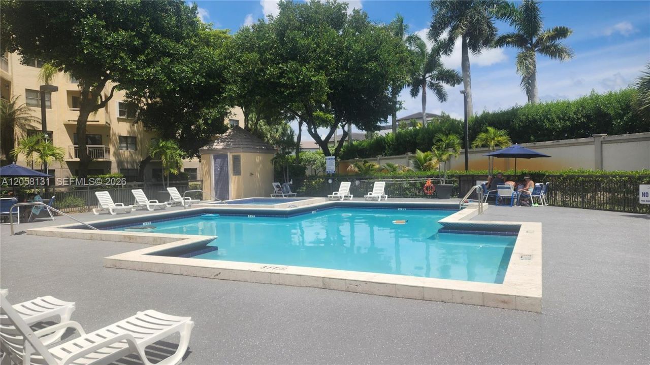 8290 Lake Dr, Unit 405, Doral, FL 33166 Photo