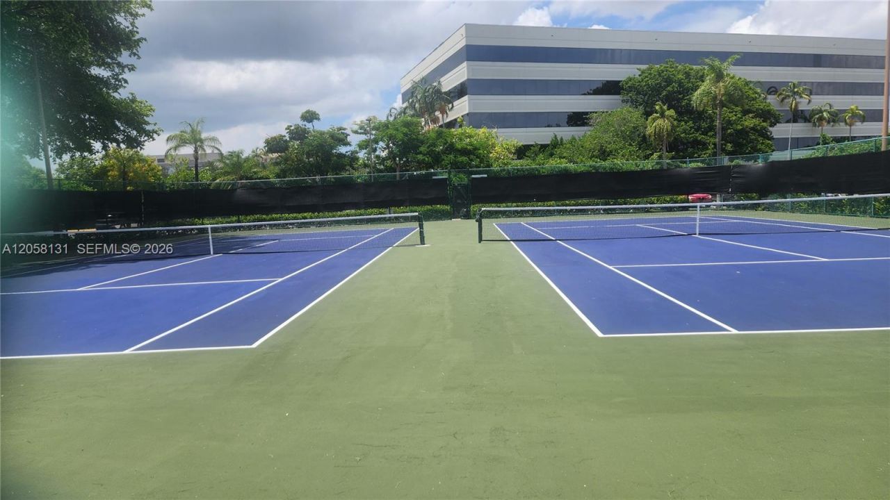 8290 Lake Dr, Unit 405, Doral, FL 33166 Photo