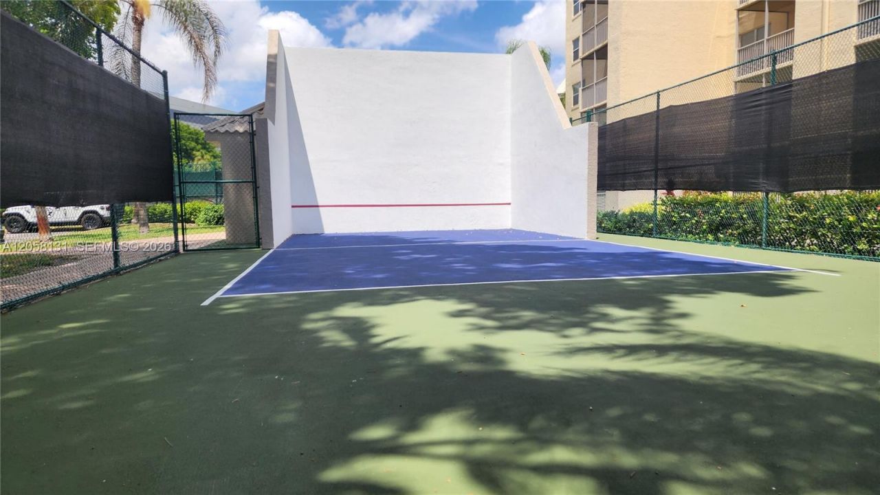 8290 Lake Dr, Unit 405, Doral, FL 33166 Photo