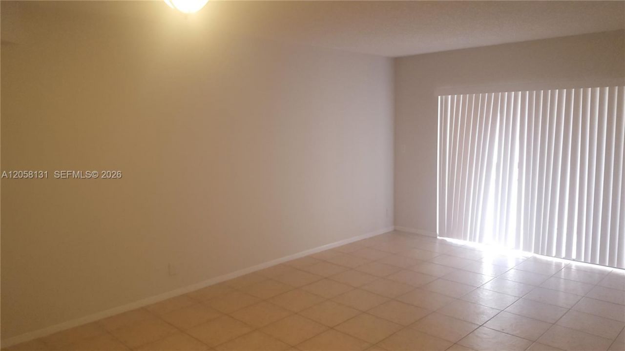 8290 Lake Dr, Unit 405, Doral, FL 33166 Photo