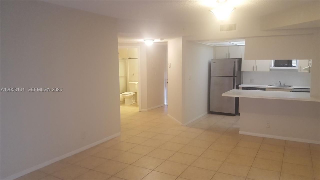 8290 Lake Dr, Unit 405, Doral, FL 33166 Photo