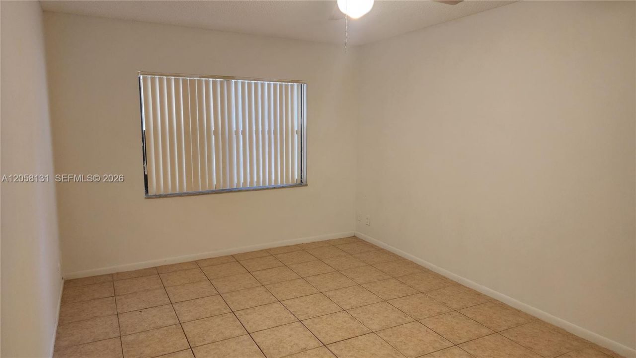 8290 Lake Dr, Unit 405, Doral, FL 33166 Photo