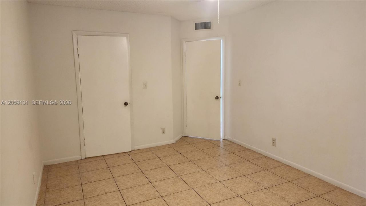 8290 Lake Dr, Unit 405, Doral, FL 33166 Photo