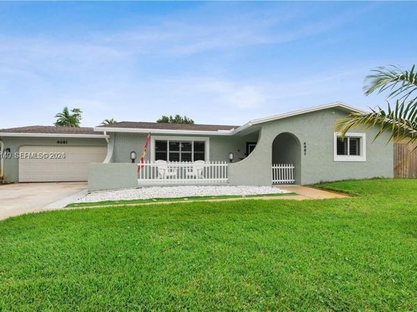 4081 Lake Dr , Coconut Creek, FL 33066