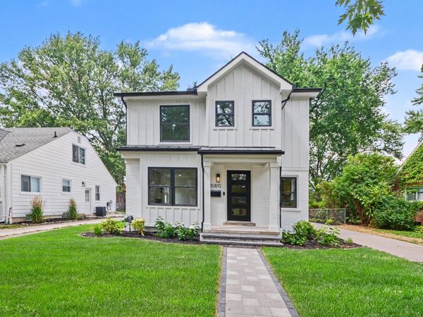 10810 Hart Avenue, Huntington Woods, MI 48070
