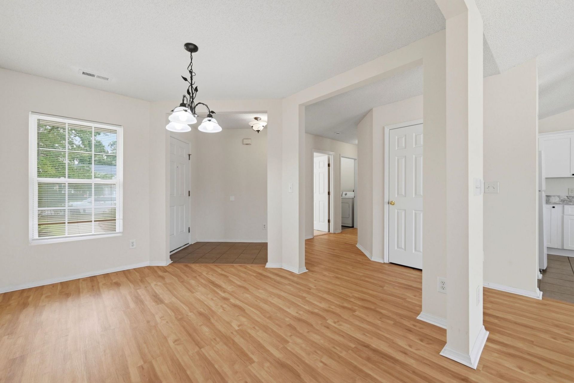 292 Bellegrove Dr. Photo 8