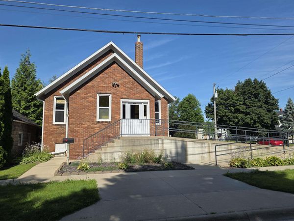 408 N Wayne Street, Manchester, IA 52057