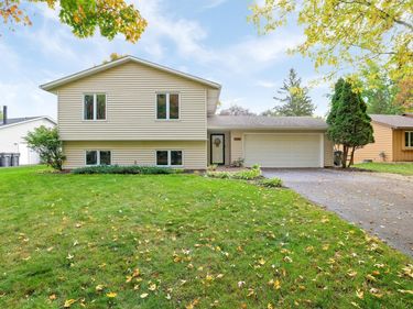 10359 Huntington Drive, Eden Prairie, MN 55347