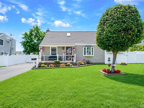 7 Farmedge Road , Bethpage, NY 11714
