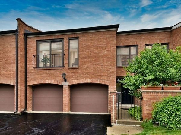 2S727 Williamsburg Court, Oak Brook, IL 60523