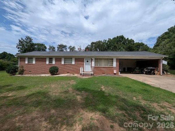4835 Salisbury Street , Hickory, NC 28601
