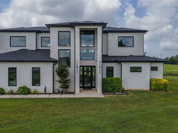 10796 Grand Summit Lane, Bentonville, AR 72713