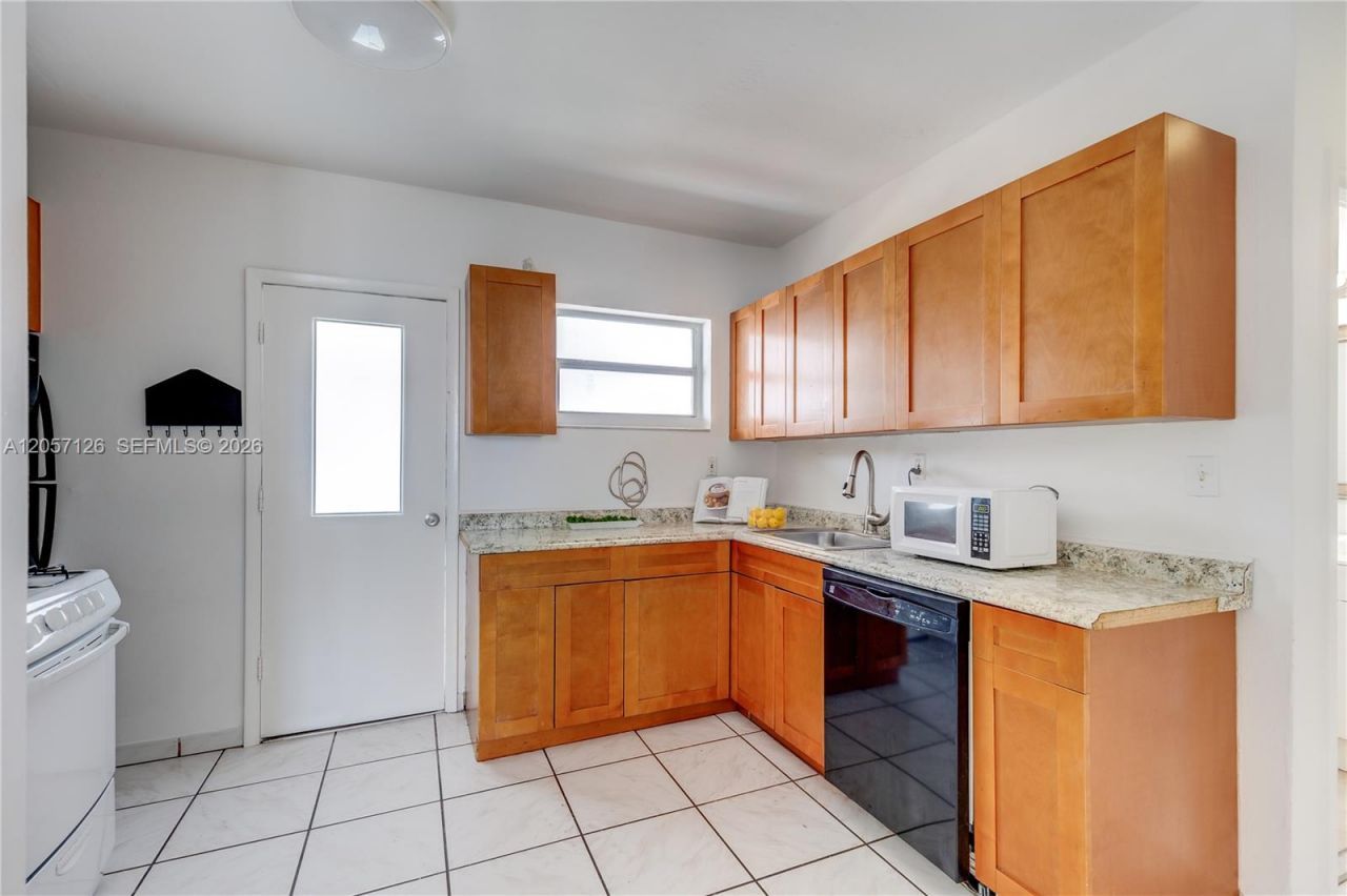 1300 Lincoln Rd, Unit B802, Miami Beach, FL 33139 Photo