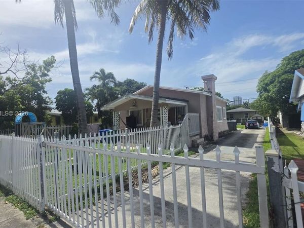 1888 NW 18th St , Miami, FL 33125