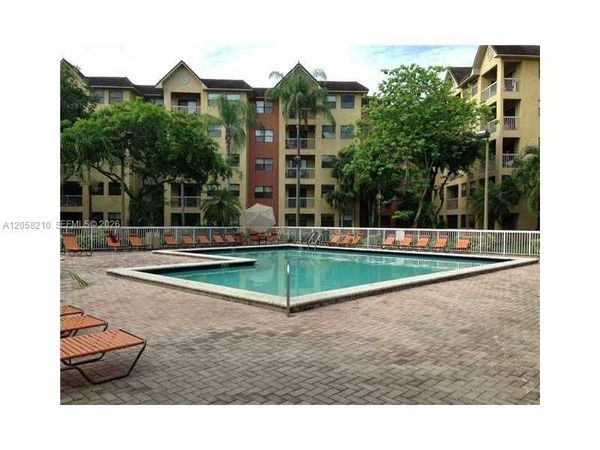 8343 Lake Dr , Unit 101, Doral, FL 33166