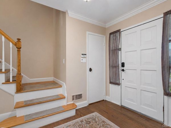 15 Huber Court , Rockville Centre, NY 11570