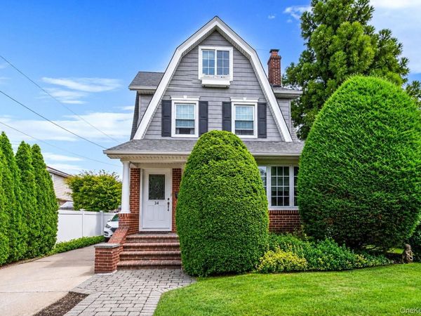 34 Drake Street , Malverne, NY 11565