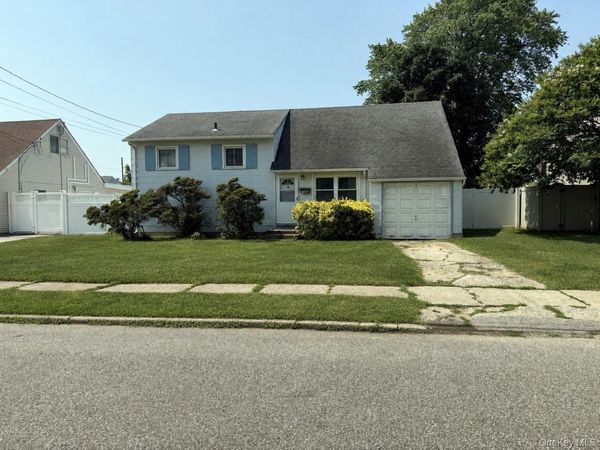 1020 N Niagara Avenue , Lindenhurst, NY 11757