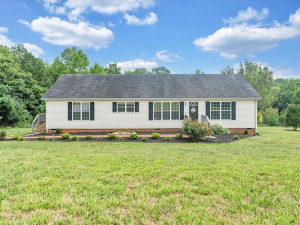 1064 Lipscomb RD , Moneta, VA 24121