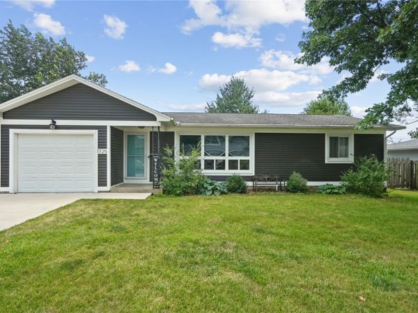 1725 Country Club Dr , Marion, IA 52302