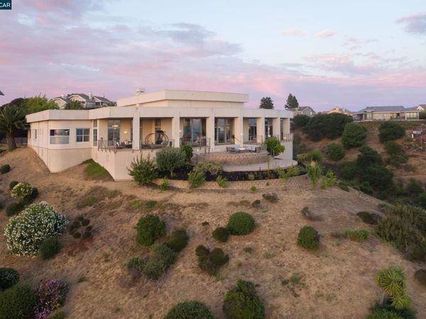 13367 Campus Dr , Oakland, CA 94619