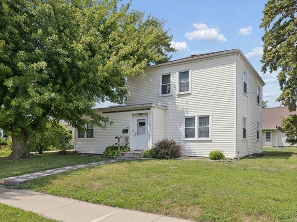 406 11th Street , De Witt, IA 52742