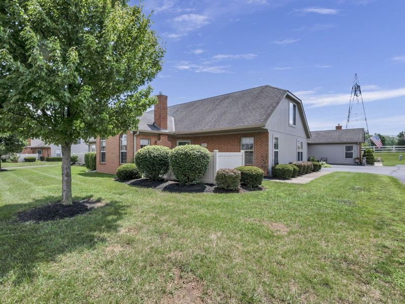 2227 Ravine Woods Drive, Grove City, OH 43123 Photo 2