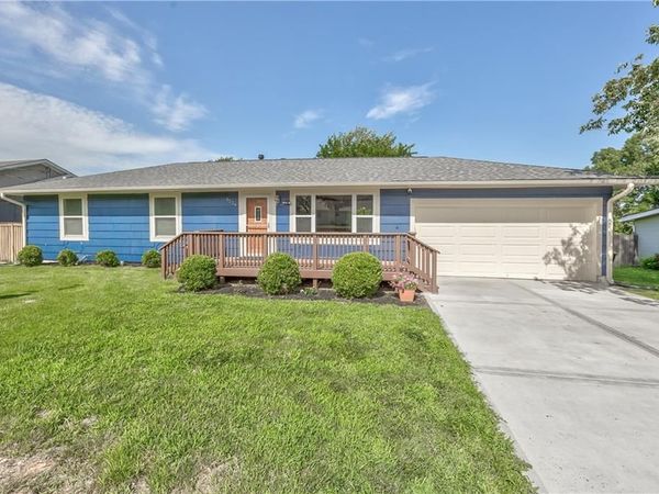 5226 Garner Lane, Merriam, KS 66203