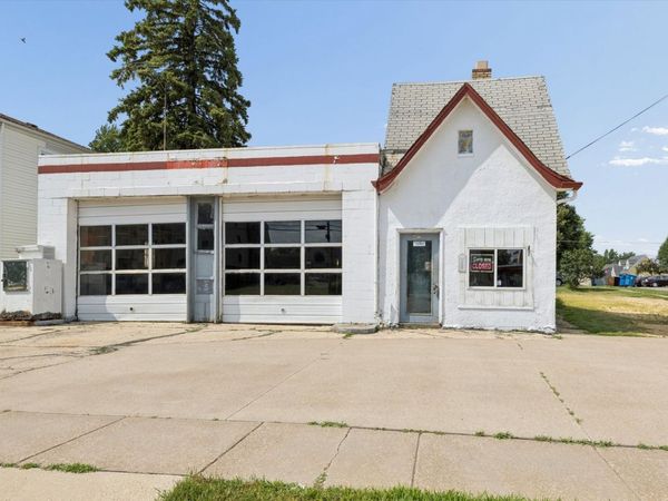 402 11th Street , De Witt, IA 52742