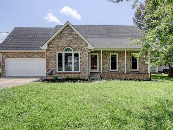 180 Kings Deer Dr , Clarksville, TN 37042