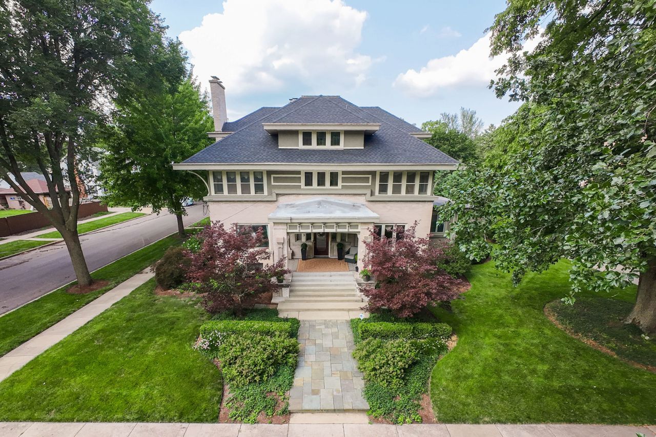 729 W Downer Place , Aurora, IL 60506