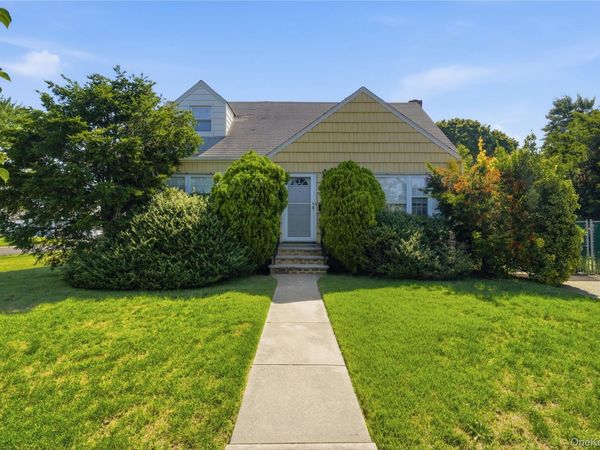 695 Eileen Court , Franklin Square, NY 11010