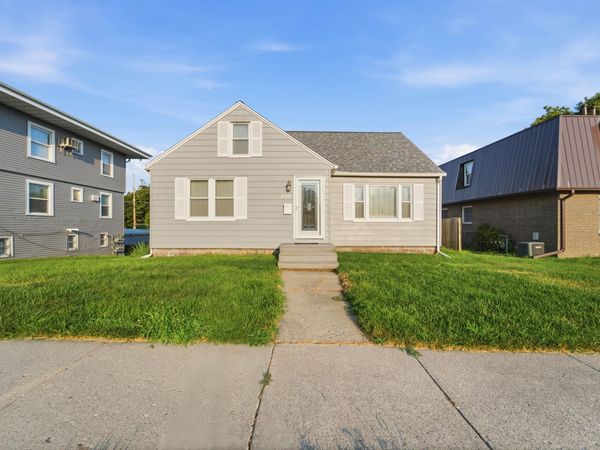 810 6th Street, Nevada, IA 50201