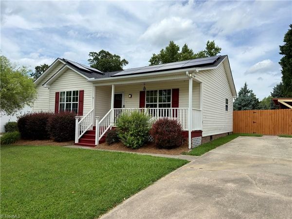 206 Larkspur Lane , Thomasville, NC 27360