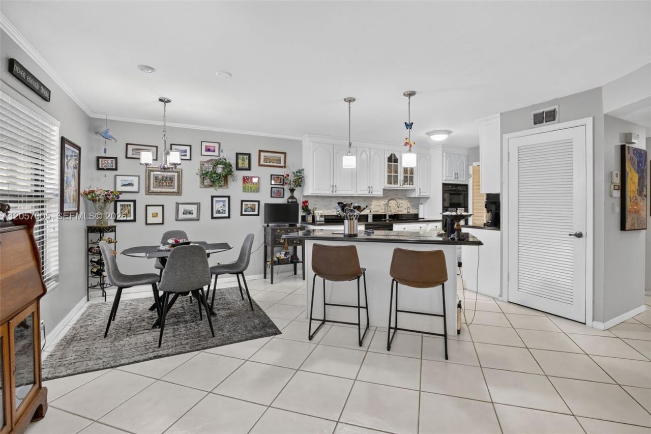 9050 Jacaranda Ln , Unit 3, Plantation, FL 33324 Photo