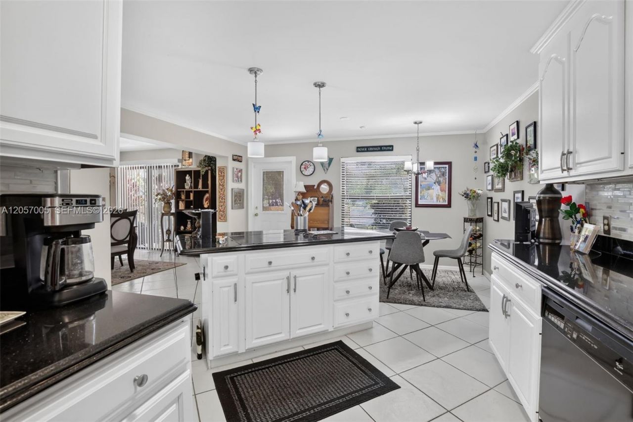 9050 Jacaranda Ln , Unit 3, Plantation, FL 33324 Photo
