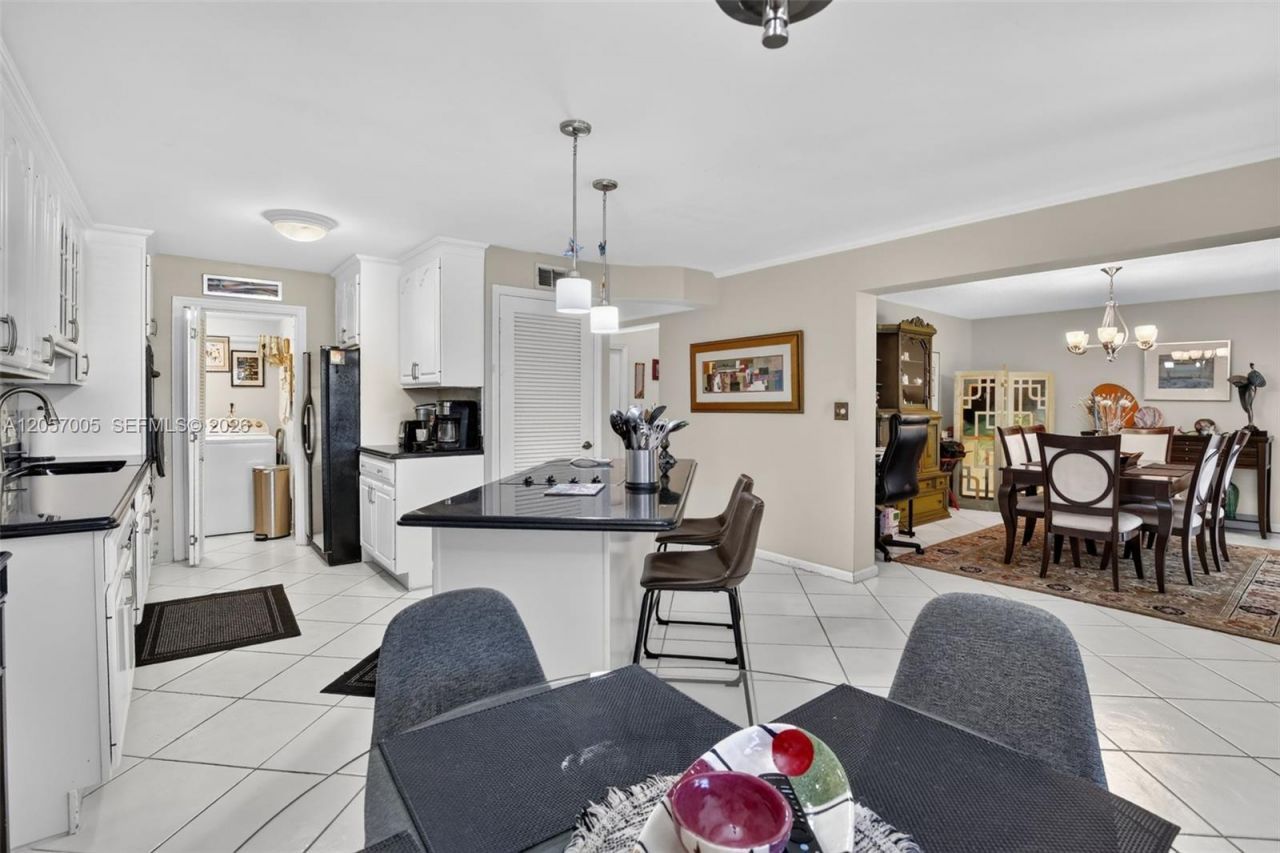 9050 Jacaranda Ln , Unit 3, Plantation, FL 33324 Photo