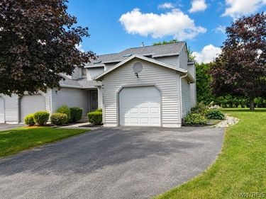 8226 Beehive Circle , Liverpool, NY 13090