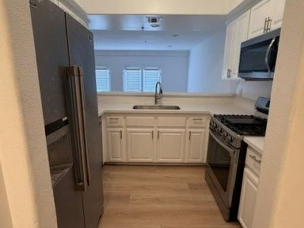 12011 205 Goshen Avenue, Brentwood, CA 90049
