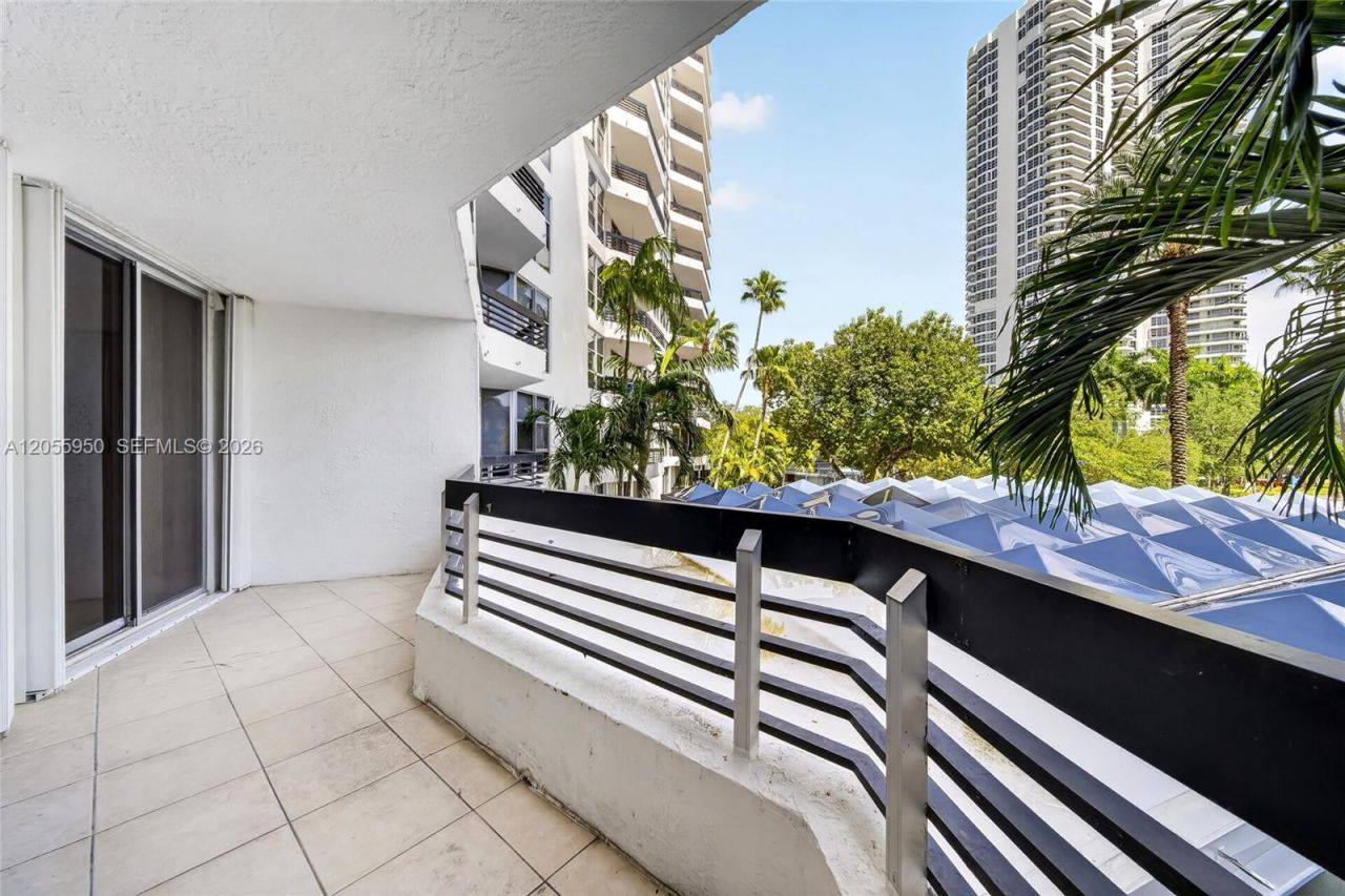 3600 Mystic Pointe Dr , Unit 310, Aventura, FL 33180 Photo