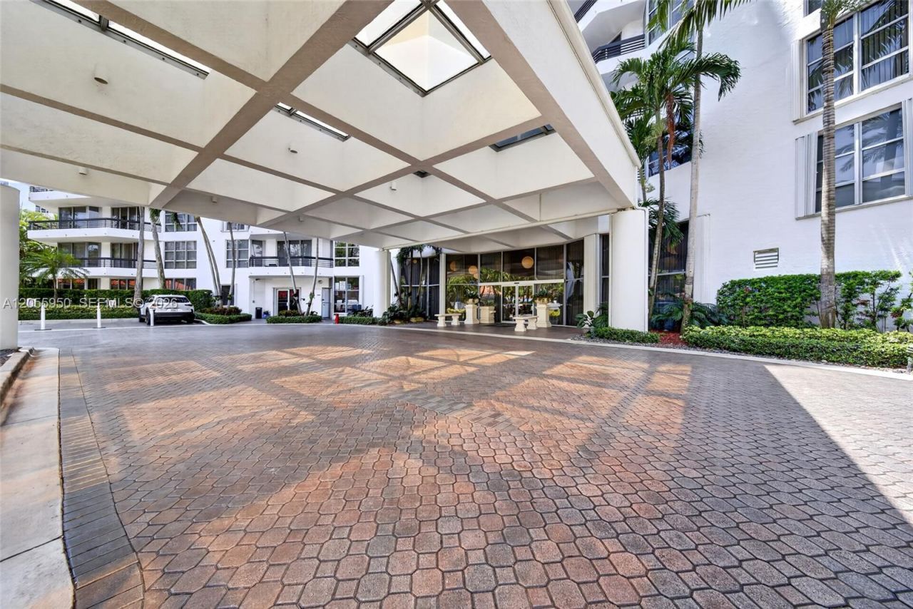 3600 Mystic Pointe Dr , Unit 310, Aventura, FL 33180 Photo